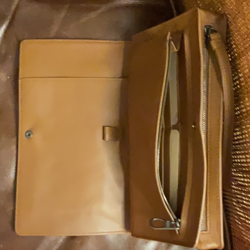💸PENDING 💸 NWT & COA Bottega Veneta Clutch/Wristlet $1,050 - Picture 4 of 7